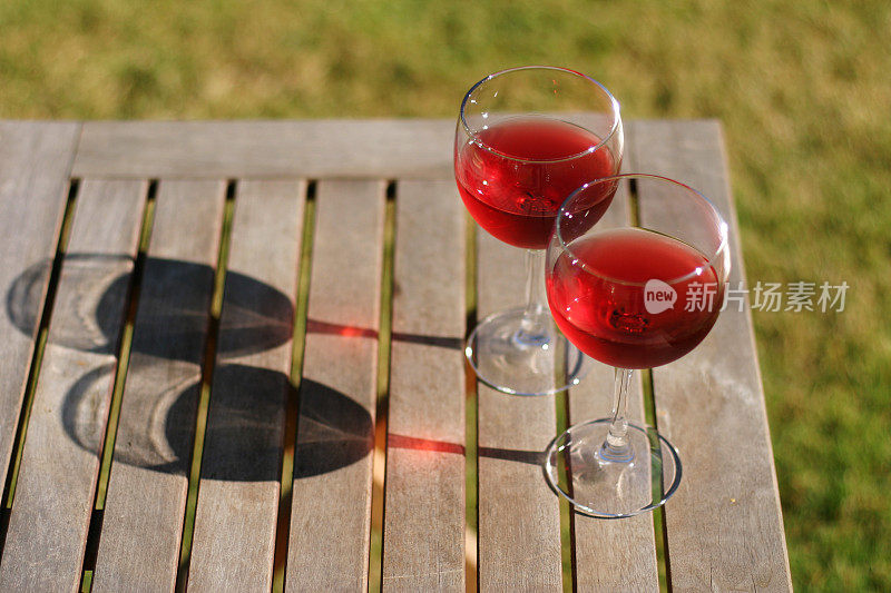 两杯冰啤Rosé酒在桌上投下阴影