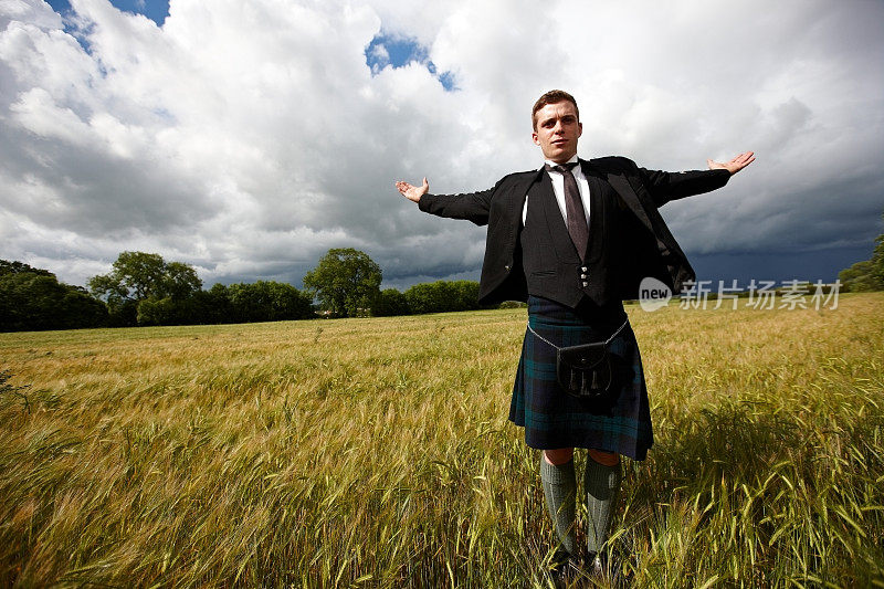 骄傲的苏格兰人在玉米地里穿着苏格兰短裙