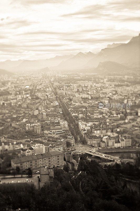 格勒诺布尔，阿尔卑斯山的鸟瞰图城市