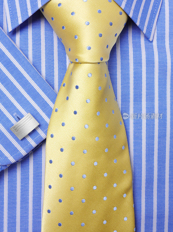 黄领带配蓝衬衫
