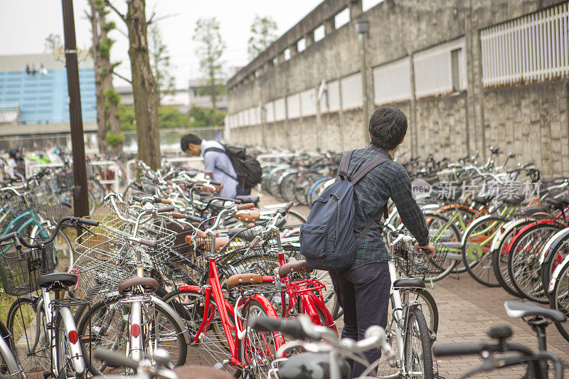 年轻的日本学生在日本京都停放自行车