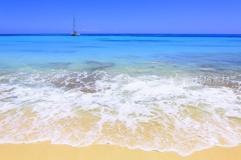 热带天堂般的放松:碧绿的加勒比海滩，白色的沙滩，游艇