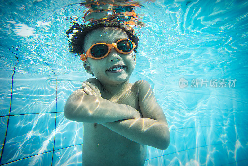 男孩游泳的水下镜头