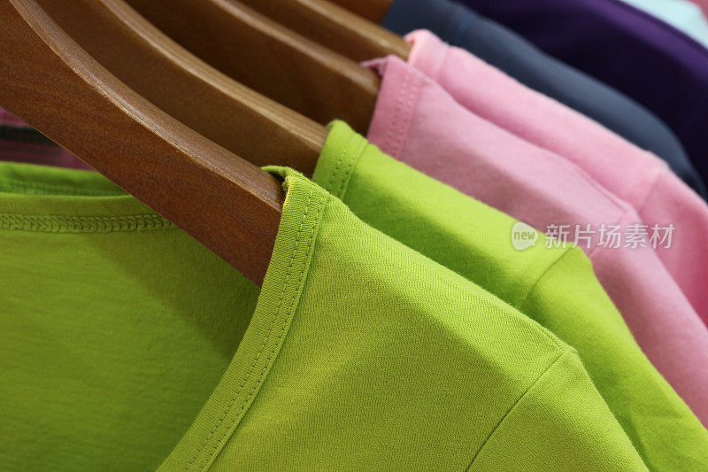色彩鲜艳的t恤选择