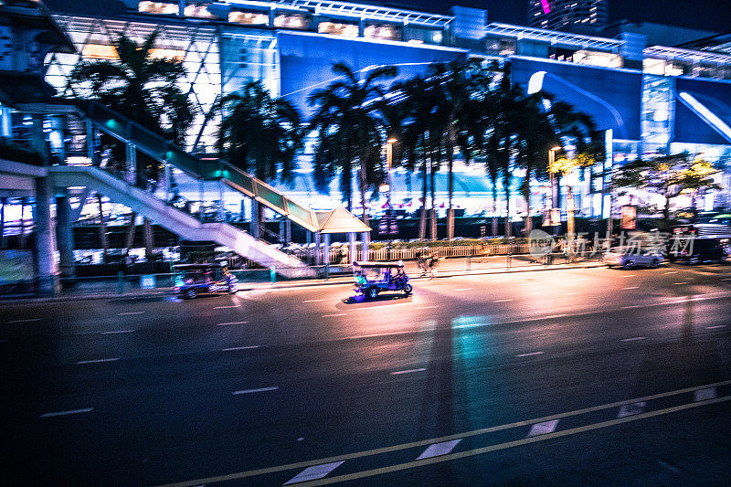 曼谷市中心夜间的交通状况