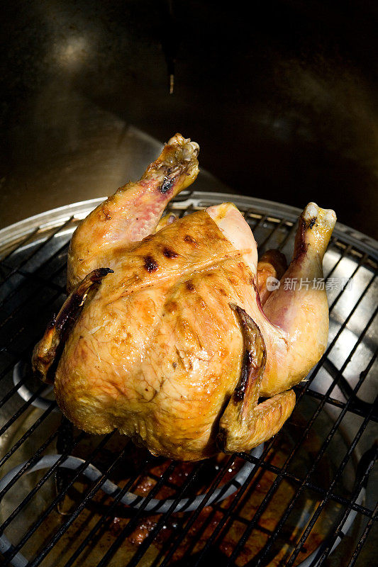 整只鸡放在烤架上烤