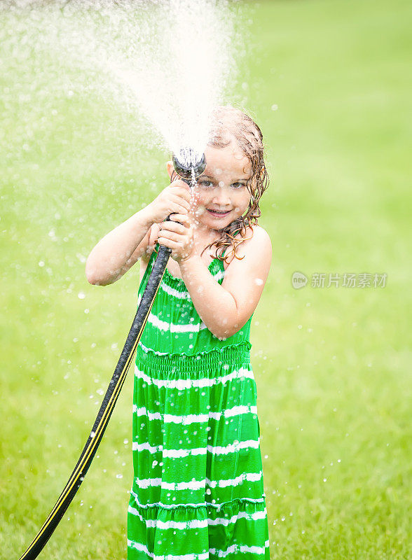 小女孩向相机喷水