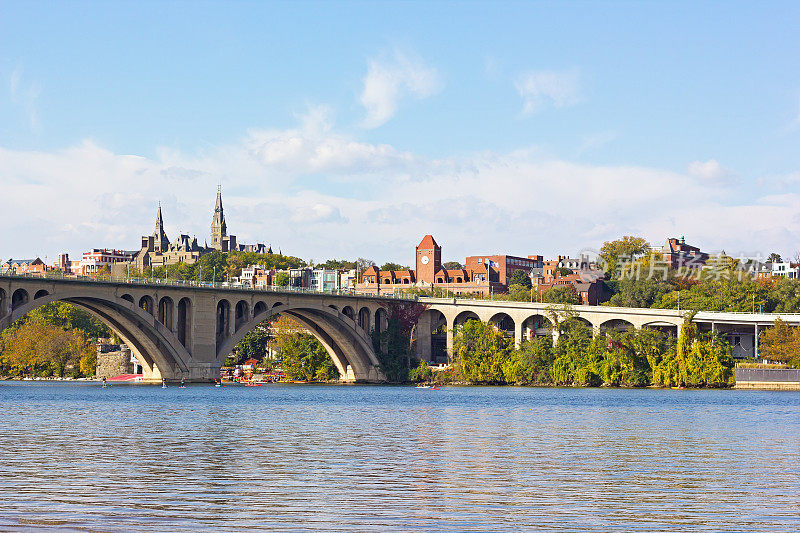 波托马克河上的水上运动，靠近乔治敦公园滨水和美国华盛顿特区的关键大桥。