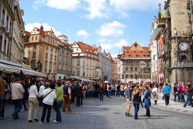 布拉格老城广场上的游客