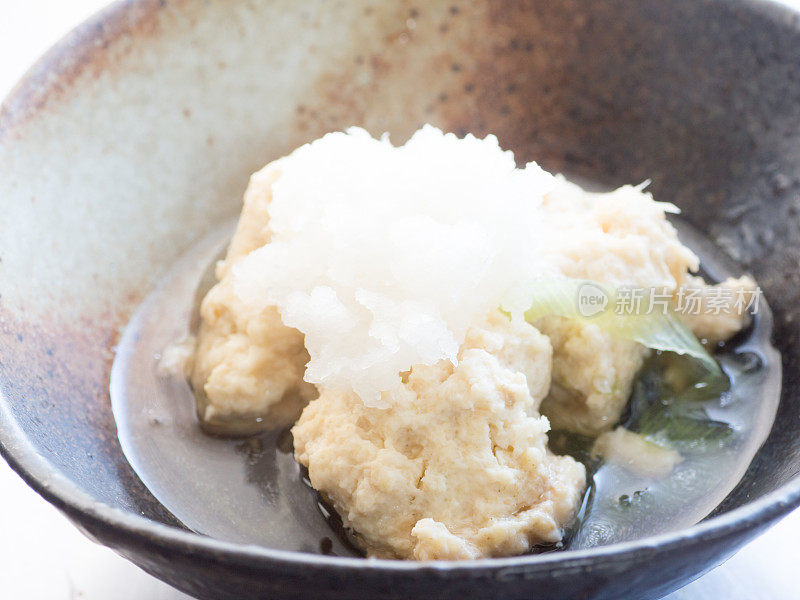 日本料理，炖鸡胸肉丸子与碎日本白萝卜