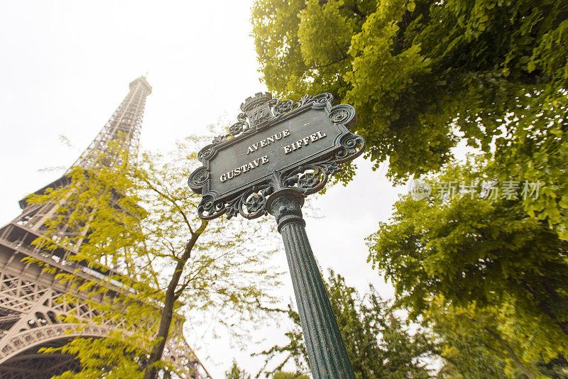 离埃菲尔铁塔最近的绿色公园在巴黎