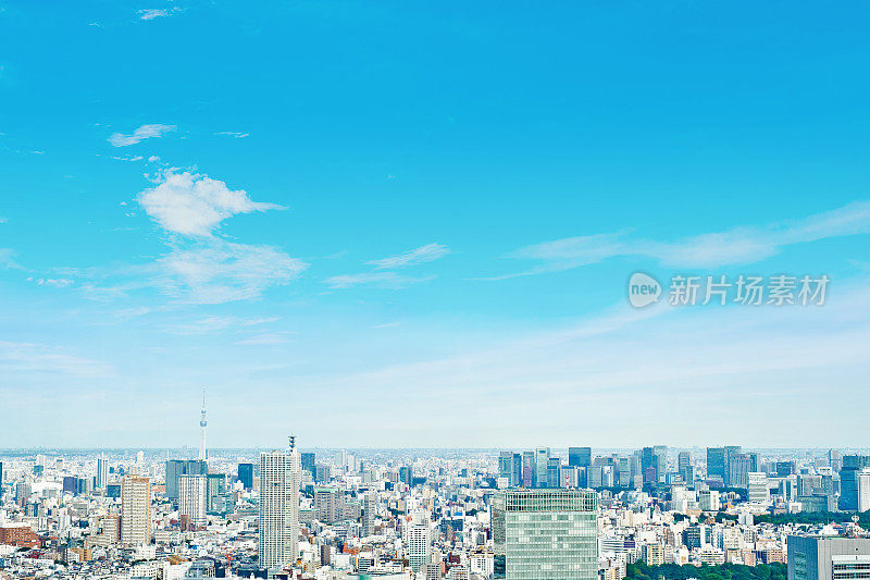 亚洲地产和企业建设的商业理念——日本东京，日出下的鸟瞰图和早晨湛蓝明亮的天空
