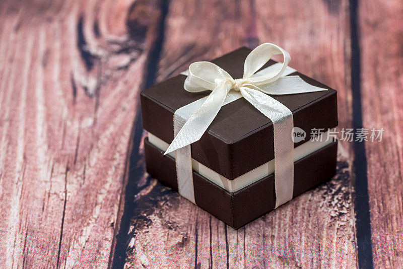 木质表面上的情人节礼物盒概念。