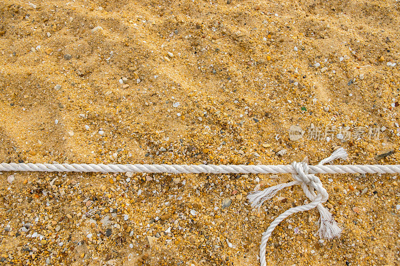 沙滩上的白色绳索和贝壳。