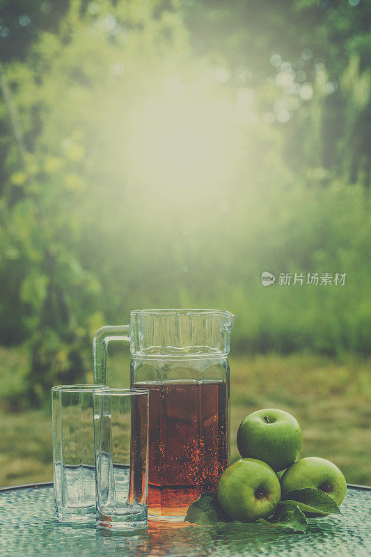 一大罐苹果汁和青苹果