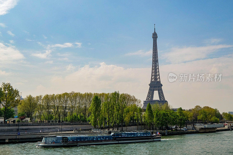 巴黎埃菲尔铁塔与多云的蓝天和游船