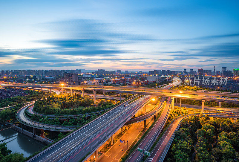 在现代城市的中城的道路交汇处的夜晚