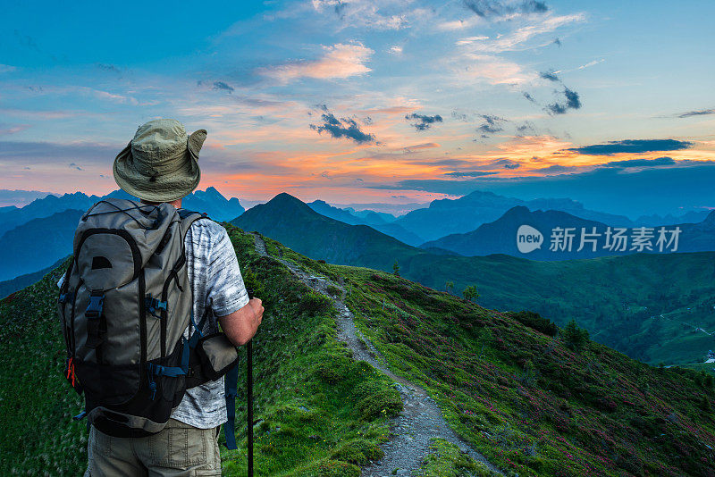 人在山中欣赏日落