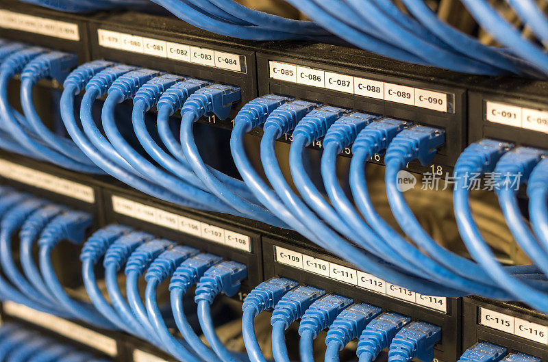 连接到服务器室路由器和交换机集线器的一排排网线