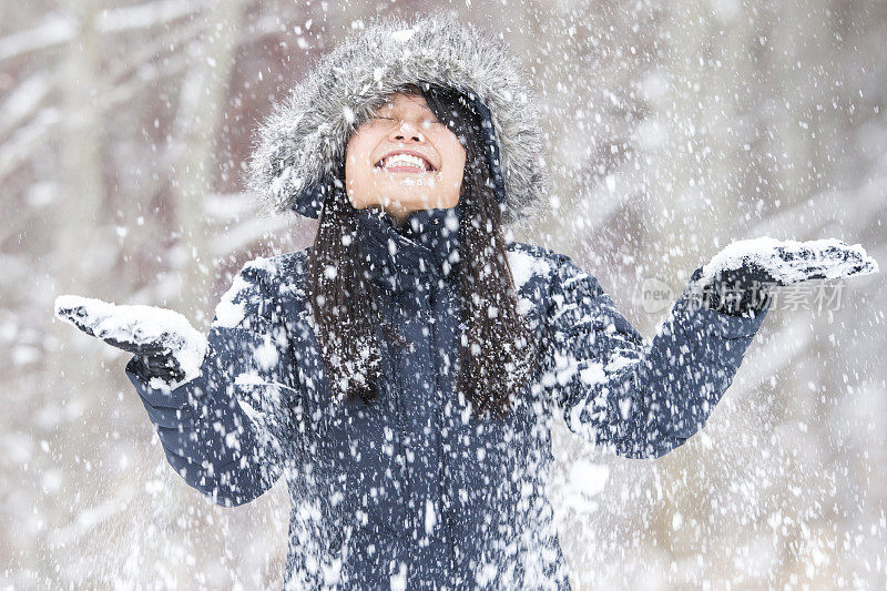 享受着暴雪