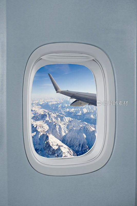 可以俯瞰阿尔卑斯山的飞机窗口