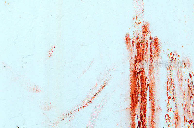 复古锈白色铁墙背景的纹理与血一样的油漆条纹