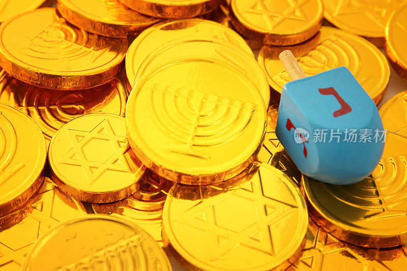 犹太节日光明节的形象与木制的陀螺(陀螺旋转)和黄金巧克力硬币