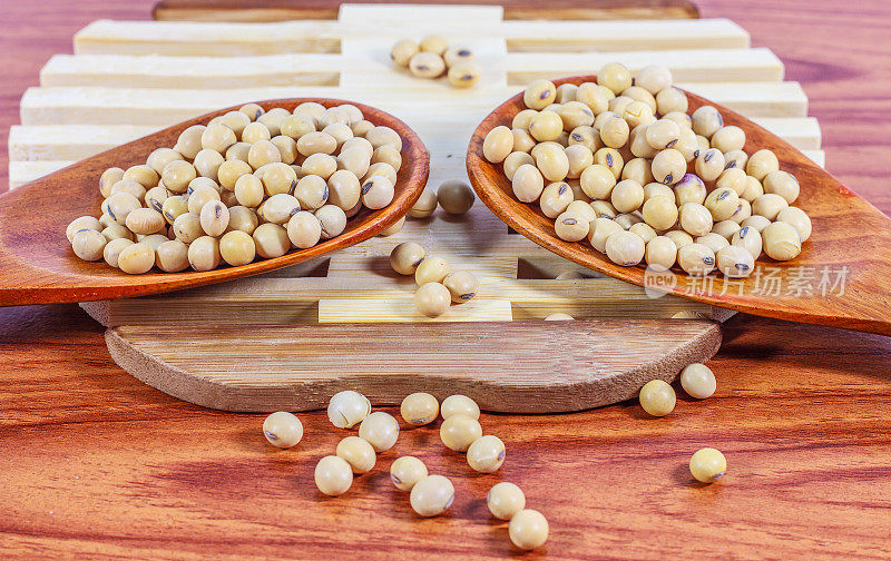 豆浆在木质背景上与黄豆或黄豆放在一边，选择性集中，健康食品