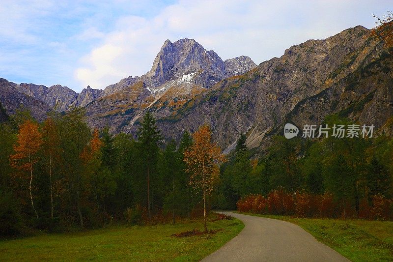 乡村土路-阿尔卑斯风景奥地利Tirol山垭口，靠近卡文德尔山脉和巴伐利亚阿尔卑斯山在德国-雄伟的高山景观在金色的秋天，戏剧性的蒂罗尔雪山全景，田园式的奥地利