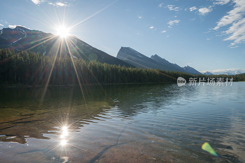 加拿大日出时的山湖景观