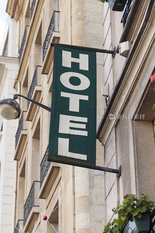 建筑正面有酒店标志，巴黎