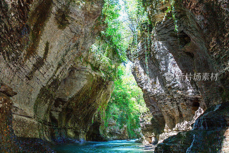 佐治亚州的Martvili峡谷。美丽的自然峡谷与山河的景色