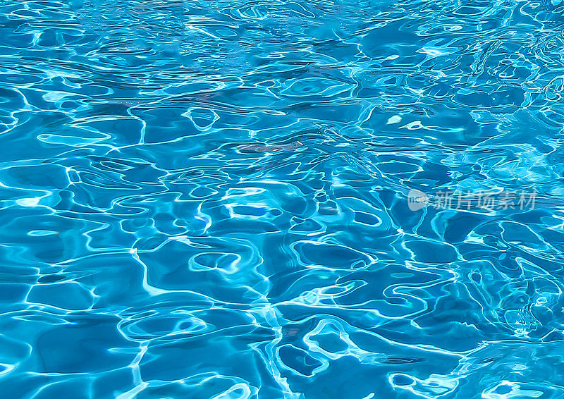 现代游泳池的蓝色水