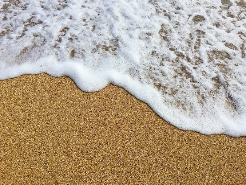 夏威夷海滩上的金色沙滩和浪花