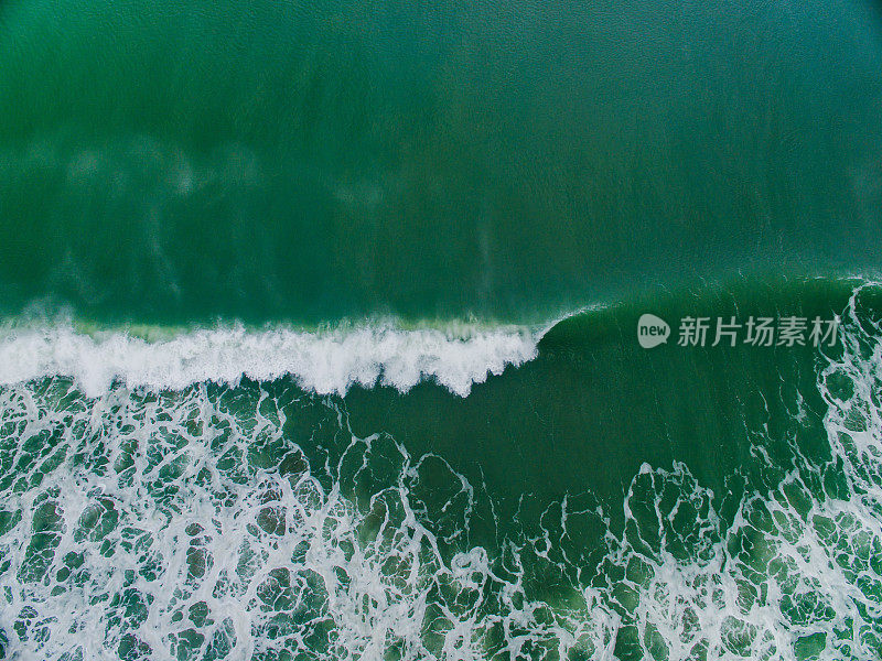 海浪粉碎海岸的鸟瞰图。