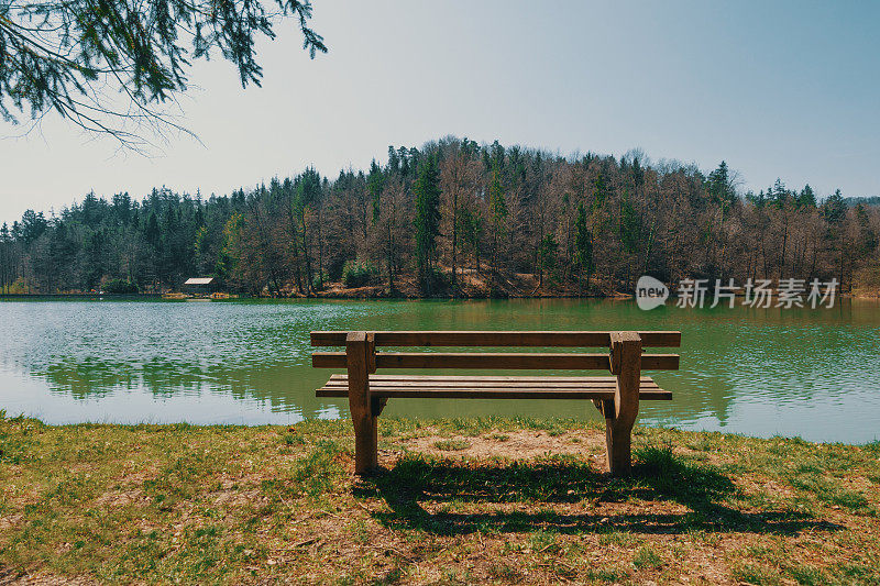 湖边的空长椅