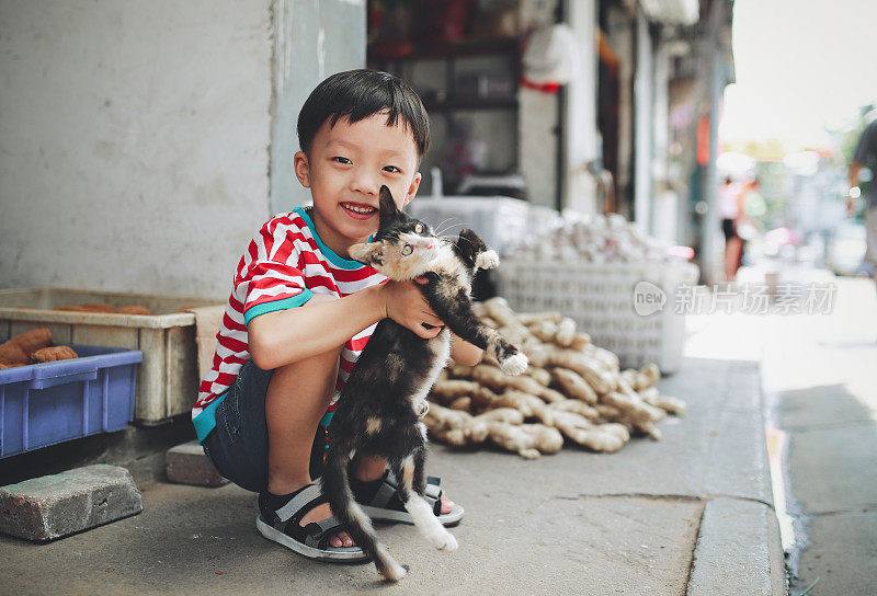 可爱的孩子和猫