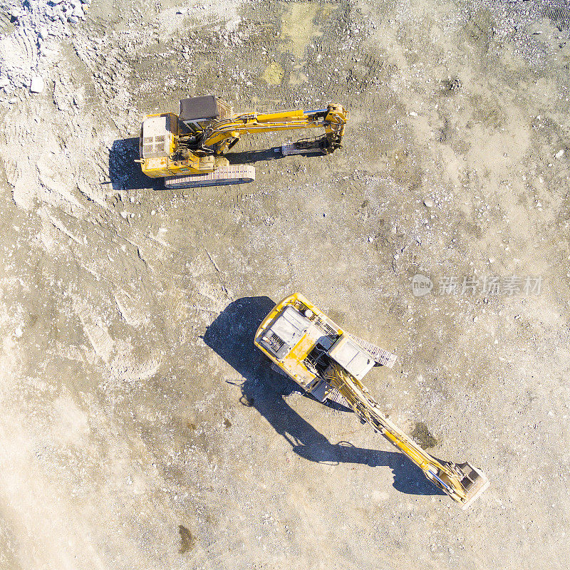 露天矿挖掘机鸟瞰图。