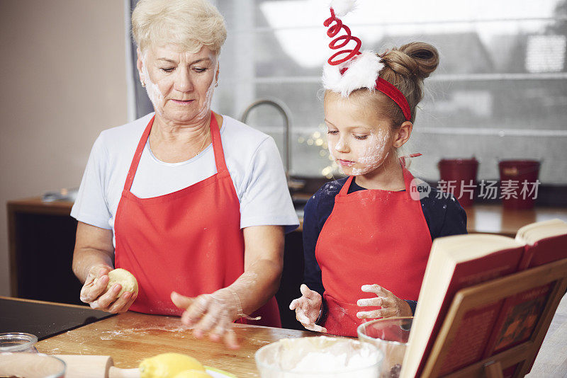 奶奶和孙女在厨房里揉面团