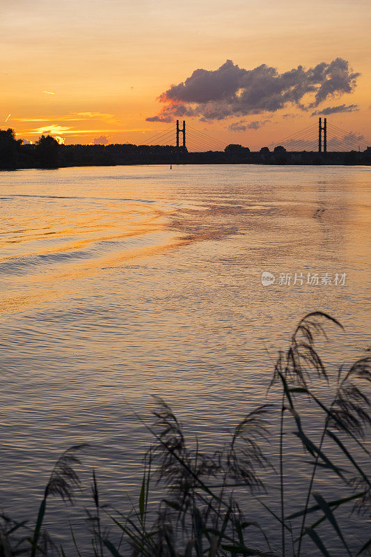 夏天，坎彭附近的IJssel河上的日落