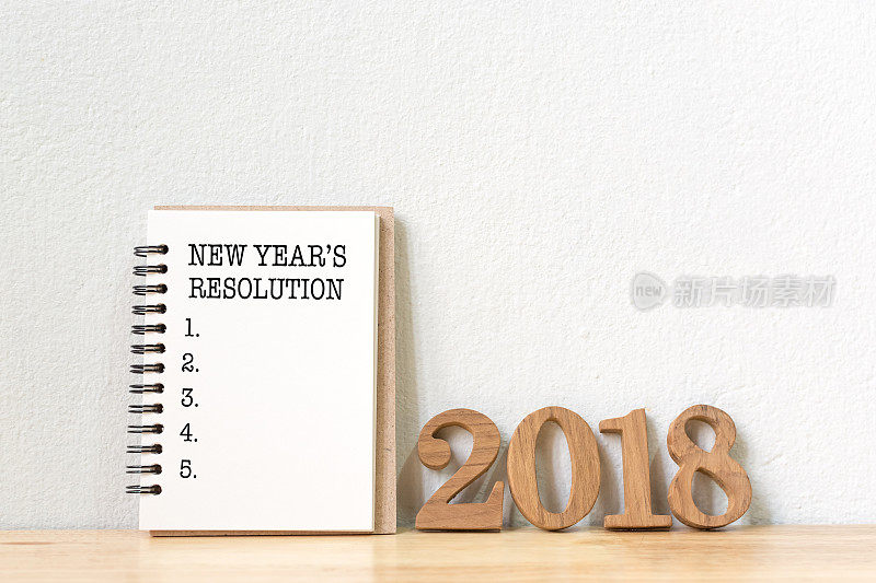 把新年决心写在笔记本上，把2018号写在木桌上，抄写空间