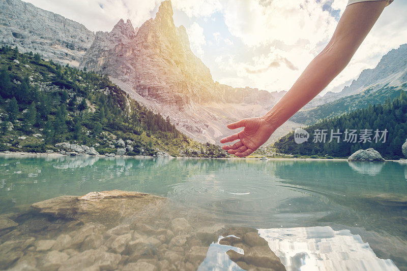 在意大利，人们用手从山上的湖中舀取淡水