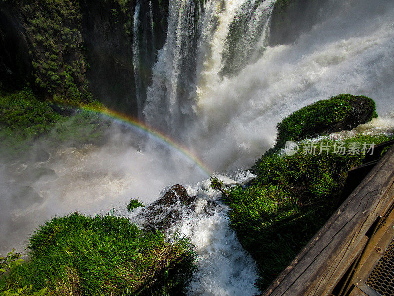 伊瓜苏瀑布阿根廷一侧，在伊瓜苏国家公园，阿根廷。彩虹从水中涌动。