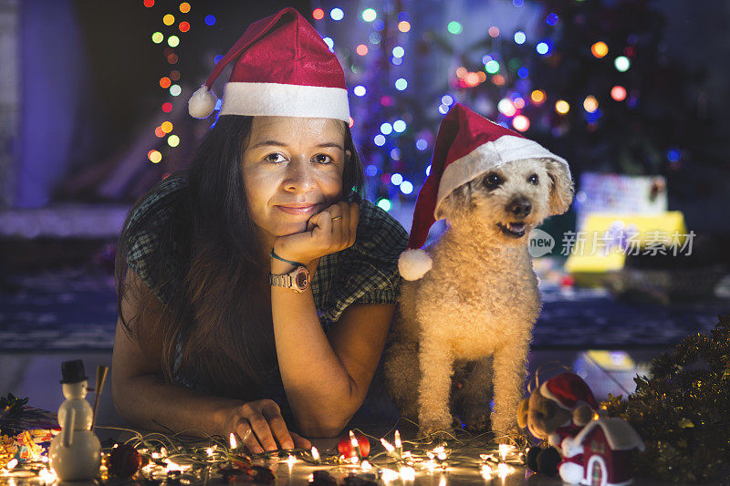 穿着圣诞老人服装的女人和她的狗