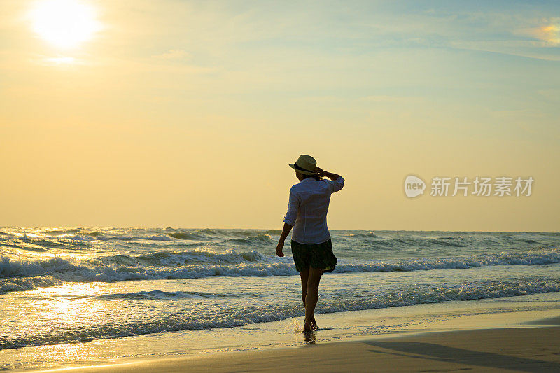 海滩上的快乐女人