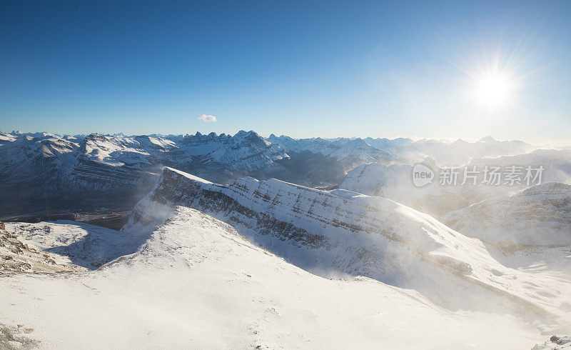 鸟瞰图-雪山，班夫国家公园，加拿大