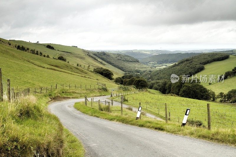 威尔士中部雷多尔山谷的一条安静的乡村道路
