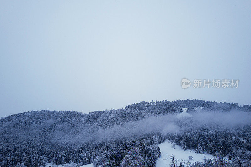 美丽的冬季山脉与暴风雨的天气