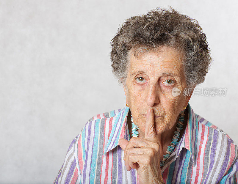 70到80岁的老妇人要求安静。