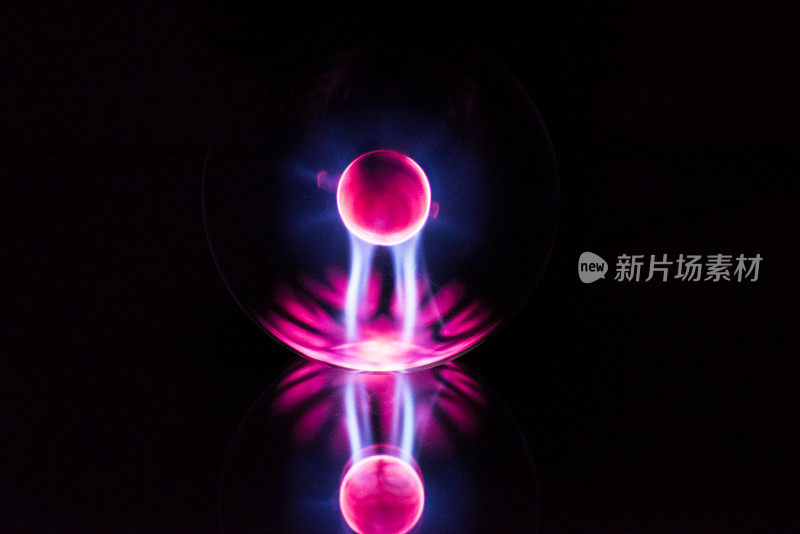 电力火球。电磁波的抽象照片。